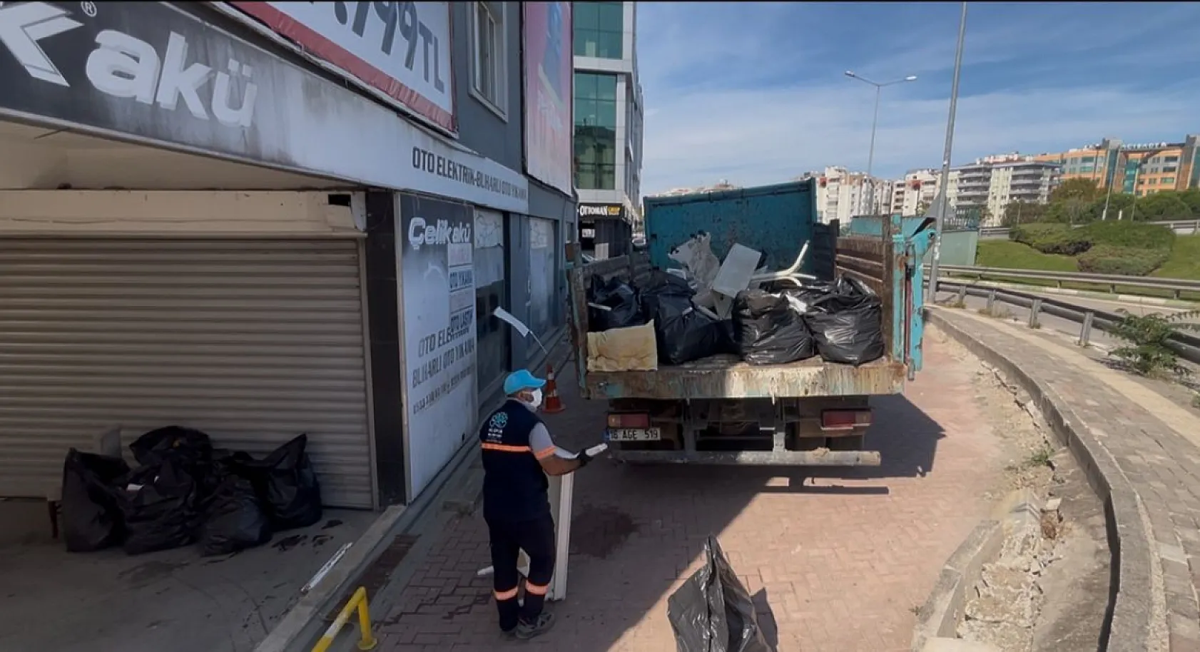 Çöp eve dönen daireden 2 kamyon atık çıktı: Belediye ekipleri şoke oldu
