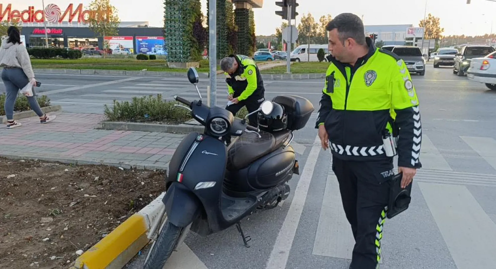 Motosiklet ile otomobil çarpıştı: 2 yaralı