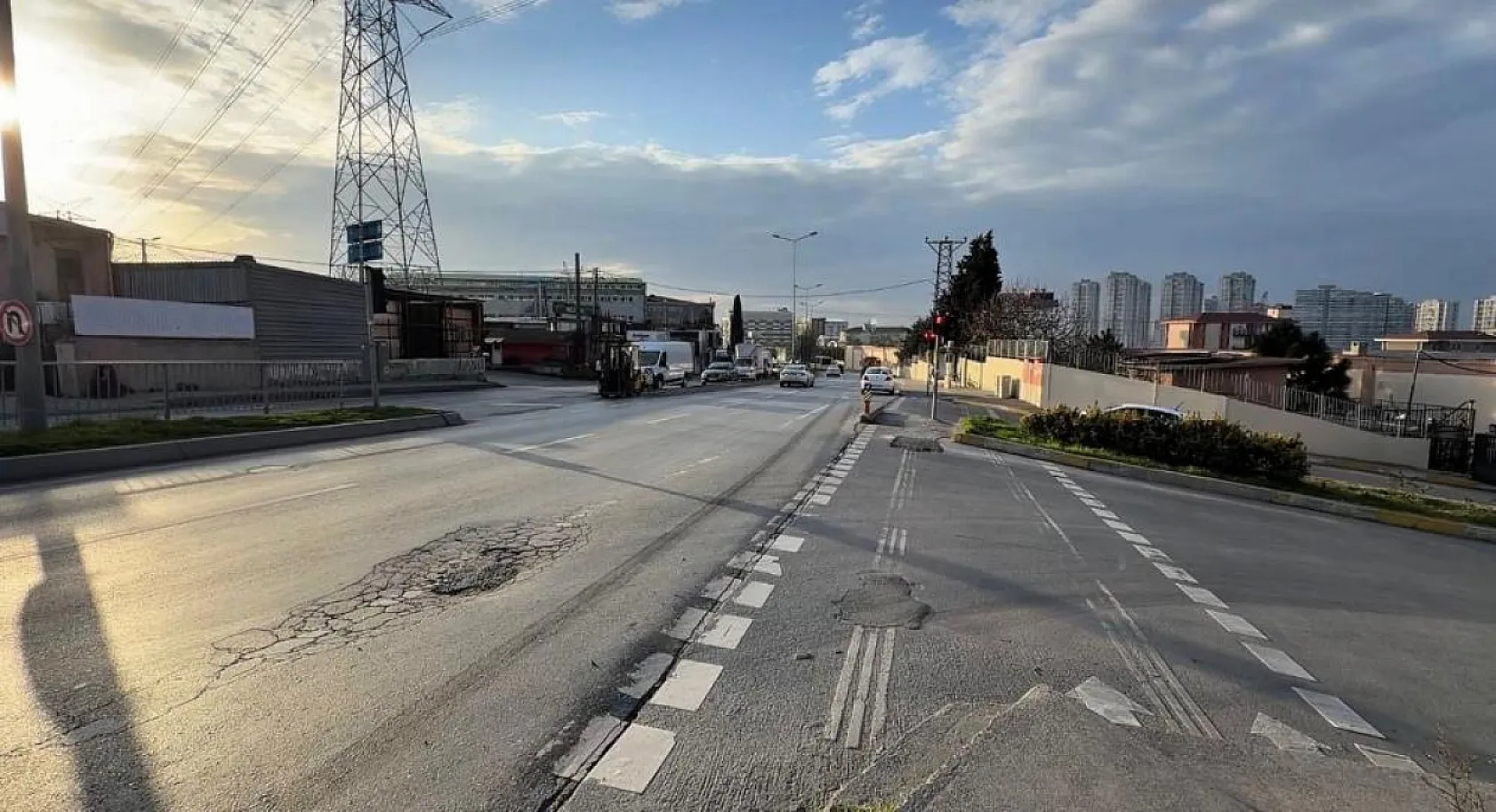 Tırın altında kalan motosiklet sürücüsü ölümden döndü