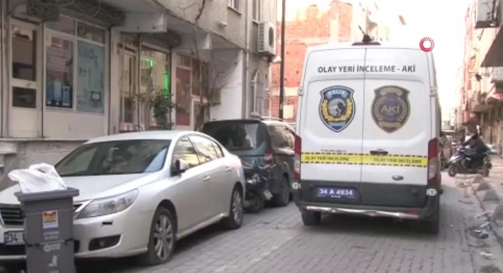 Arkadaşını baltayla öldürdükten sonra başını keserek aşağı attı