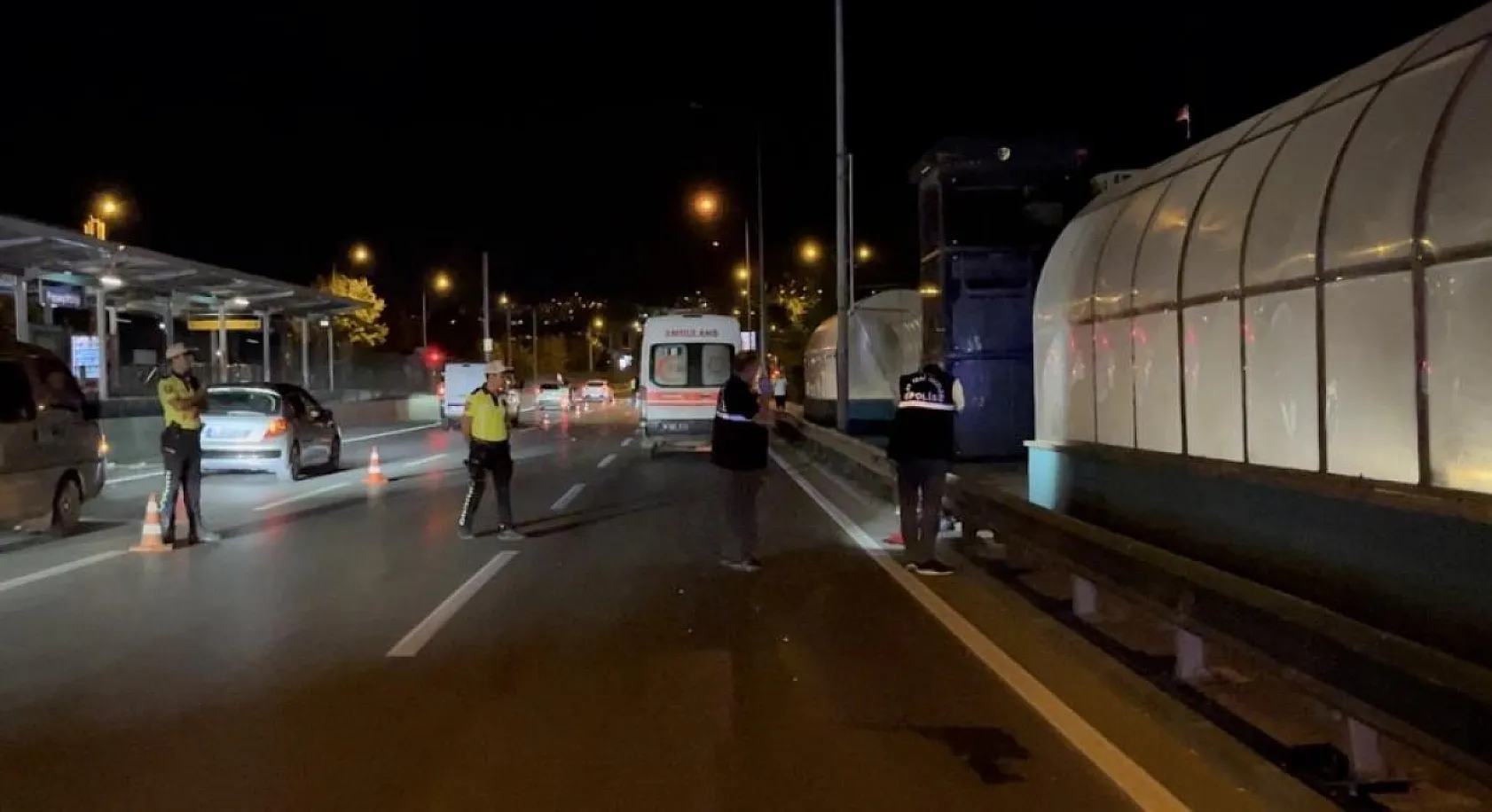 Kontrolden çıkan motokurye bariyerlere girdi: 1 ölü