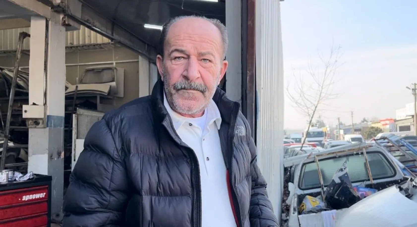 Hiç tanımadığı kişi tarafından bıçaklandı, polis hayatını kurtardı