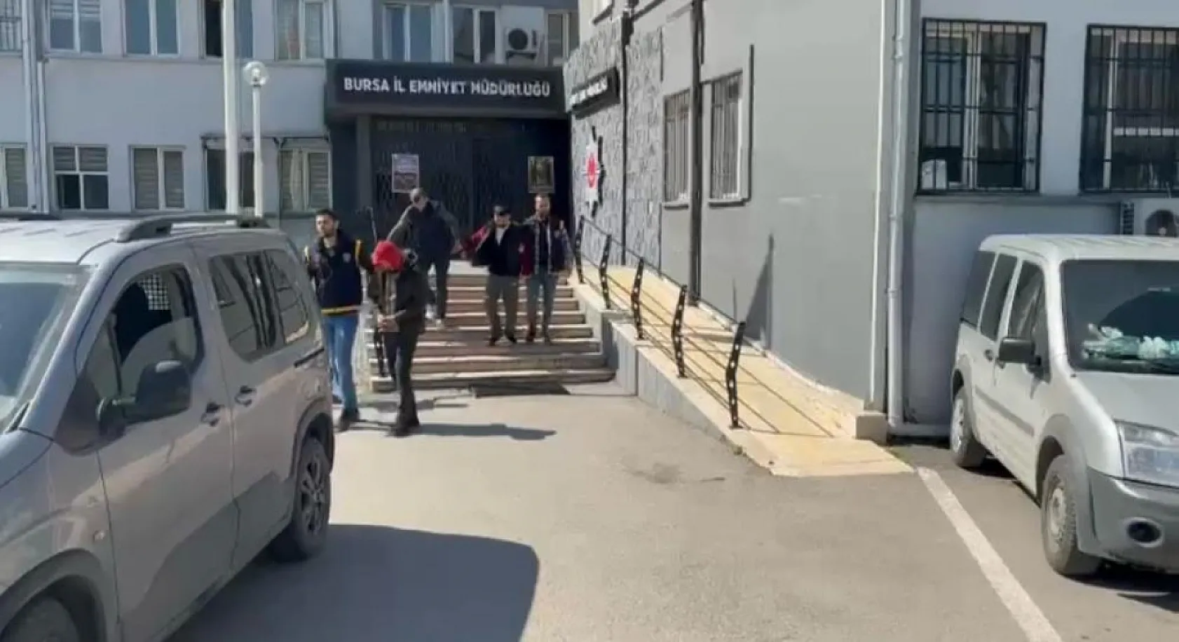 3 motosiklet çaldılar, 4'üncüyü çalarken suçüstü yakalandılar
