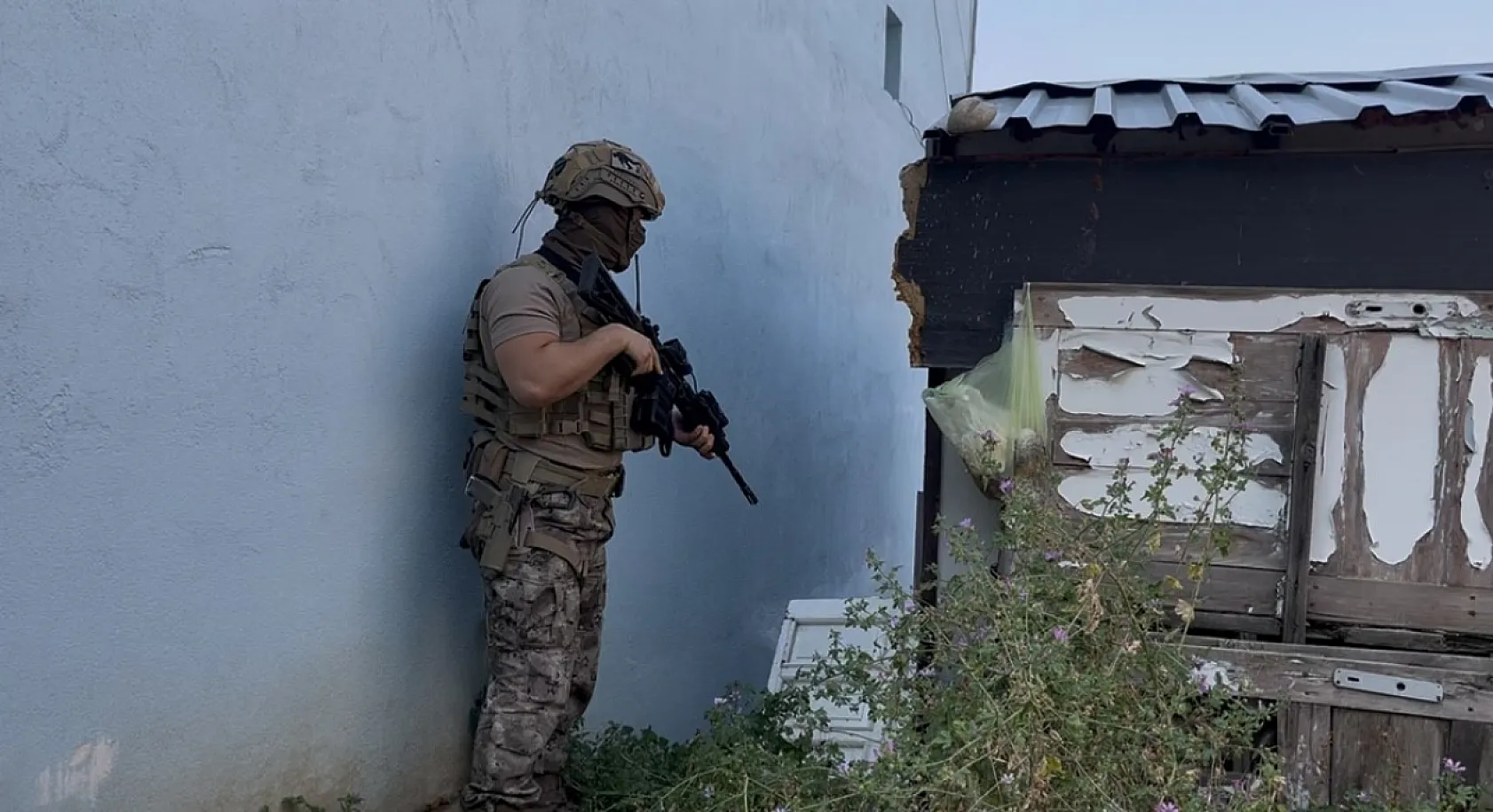 Özel harekat evi ablukaya aldı, yakalanınca 'çalsaydınız açardım' dedi
