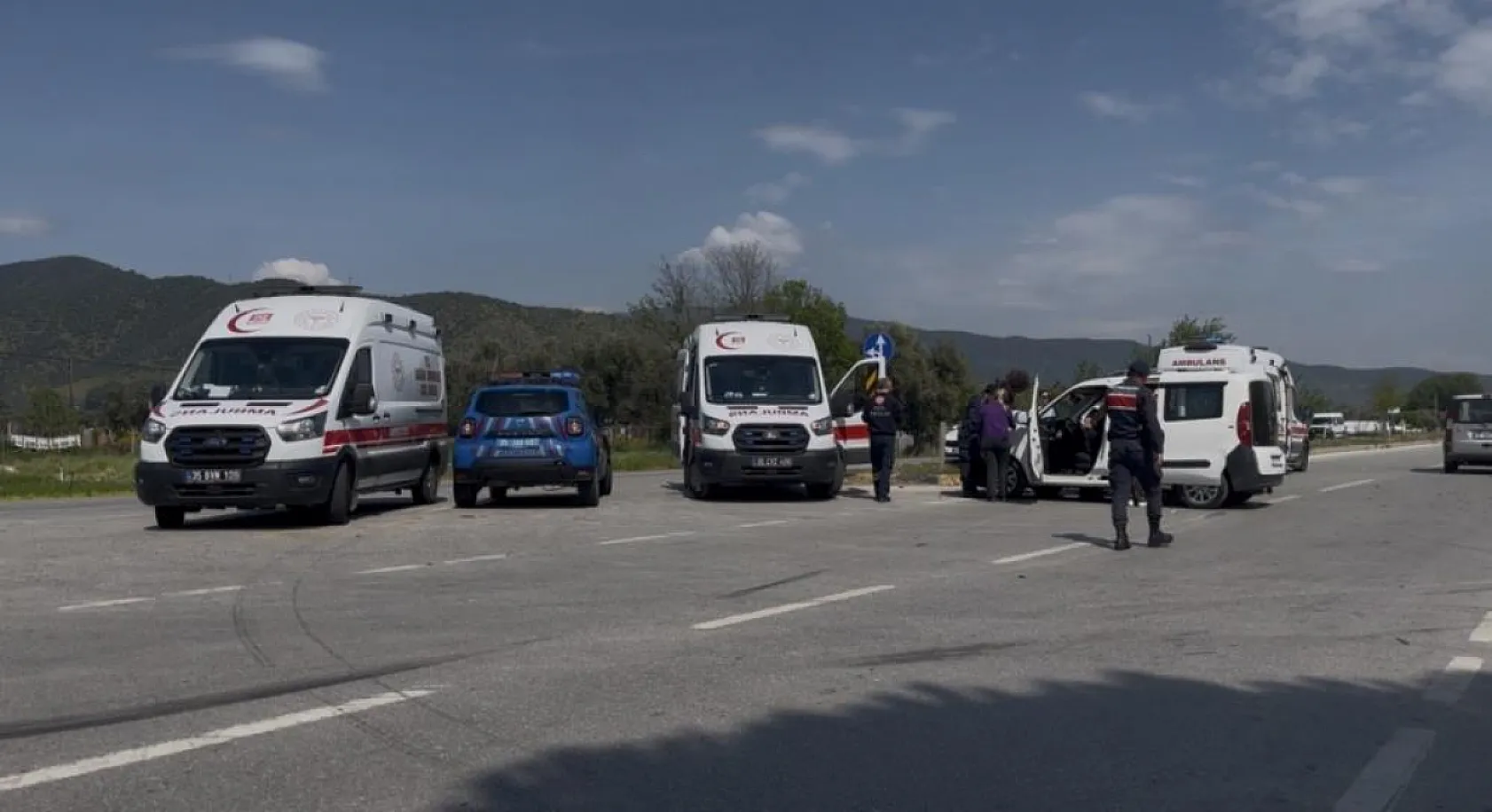 İzmir'de otomobil ile hafif ticari araç çarpıştı: 4'ü çocuk 7 yaralı