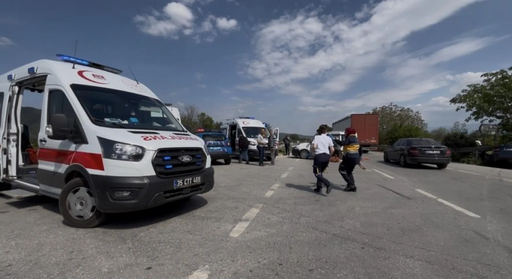 İzmir'de otomobil ile hafif ticari araç çarpıştı: 4'ü çocuk 7 yaralı