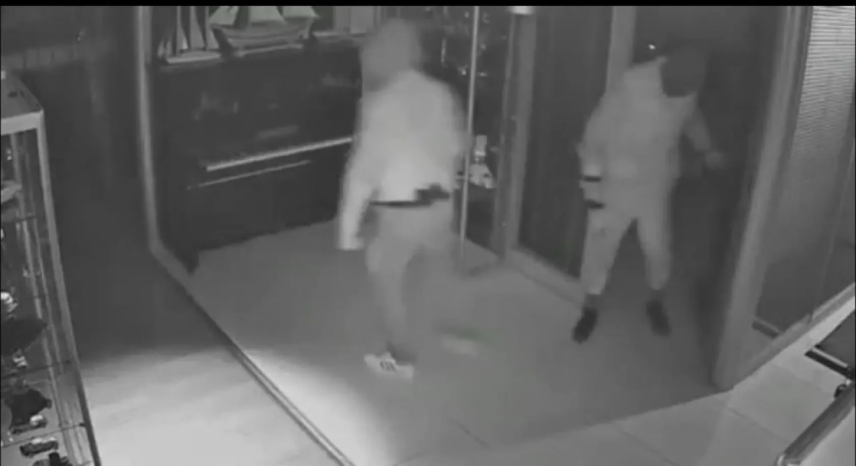 Maskeli beşler girdikleri işletmelerde çelik kasaları böyle patlattı...