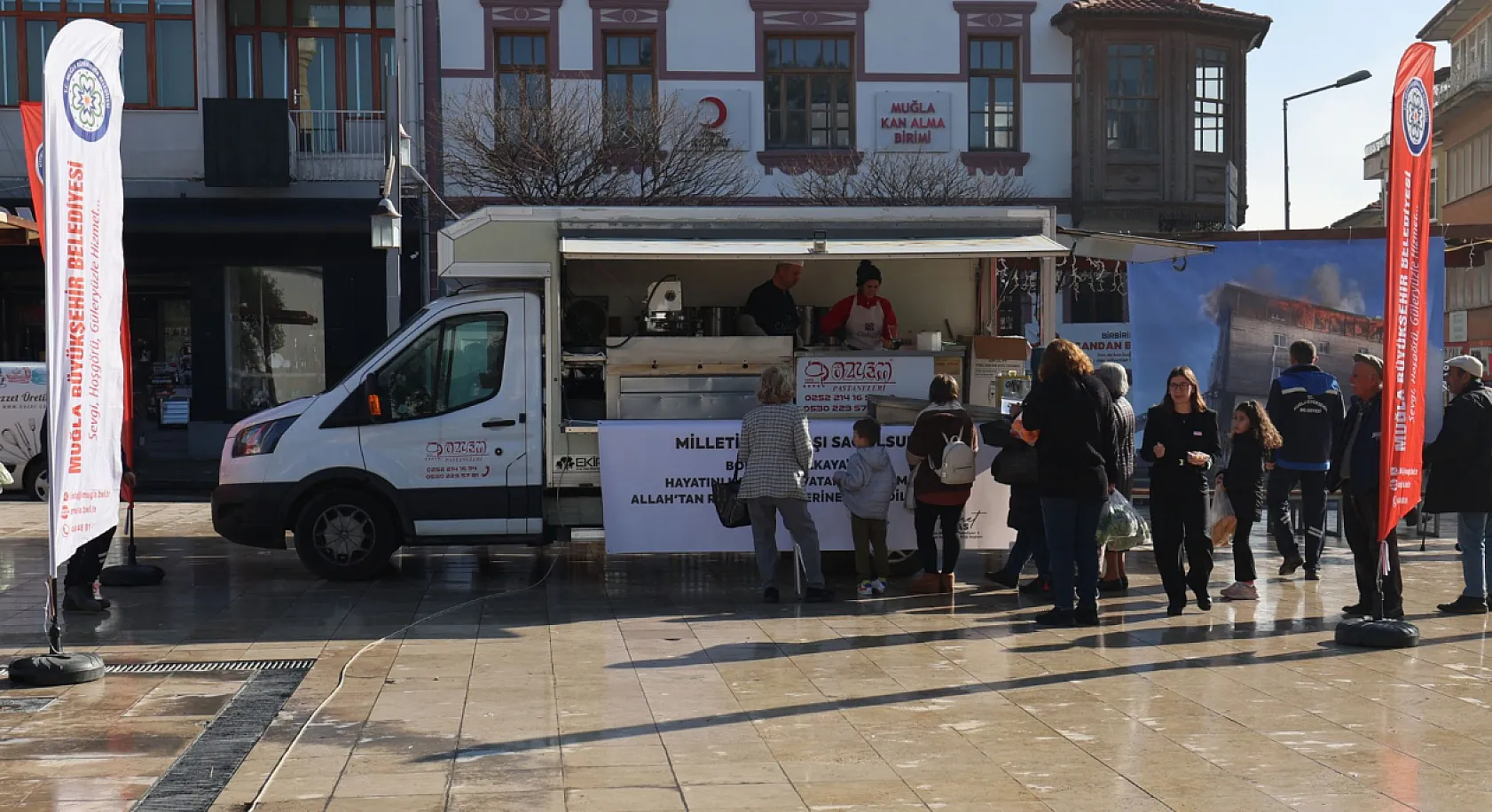 Büyükşehir Yangında Hayatını Kaybedenler İçin Lokma Dağıttı