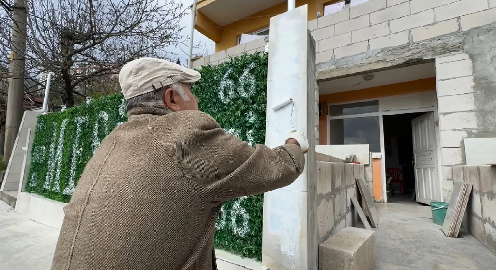 Evin çatısına ve önündeki çitlere yazılan yazılar ekipleri harekete geçirdi
