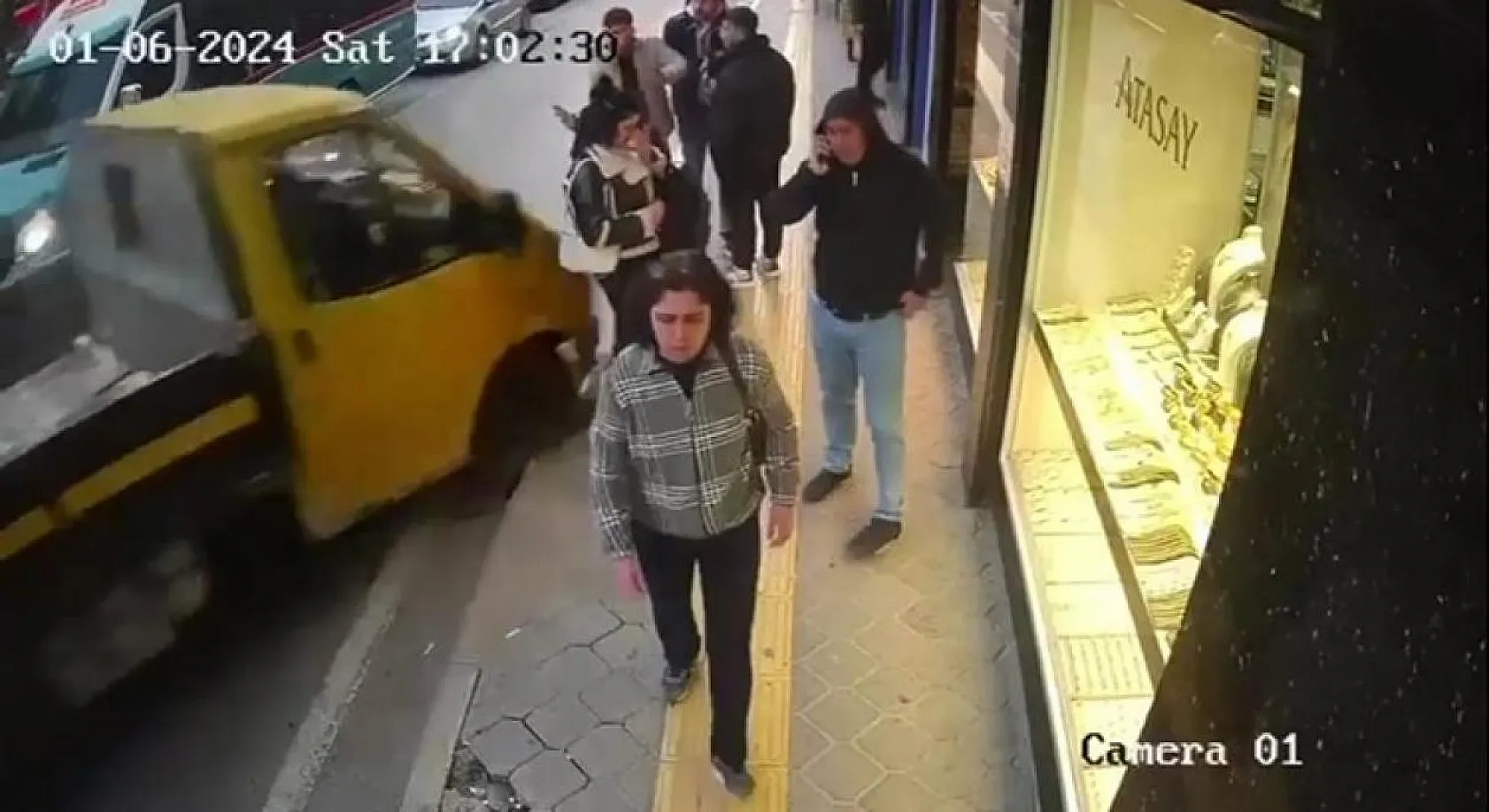 Kamyonet yayalara çarpıp iş yerine daldı: 5 yaralı