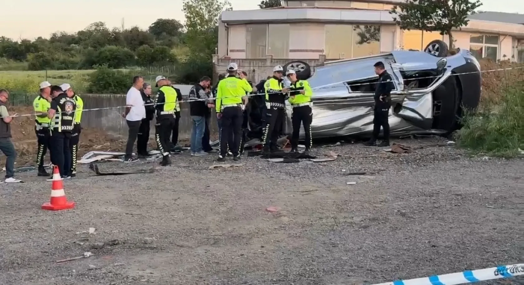 Midibüs ile panelvan çarpıştı: 1 ölü, 8 yaralı
