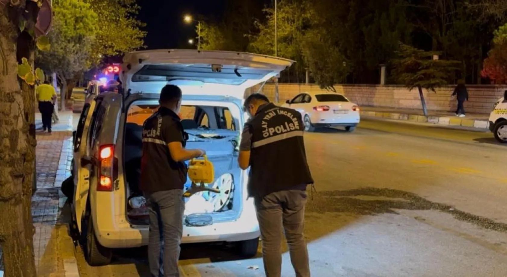 Otomobil 100 metre sürüklenip kaldırıma çarptı: 4 kişi yaralandı, 2 kişi olay yerinden kaçtı