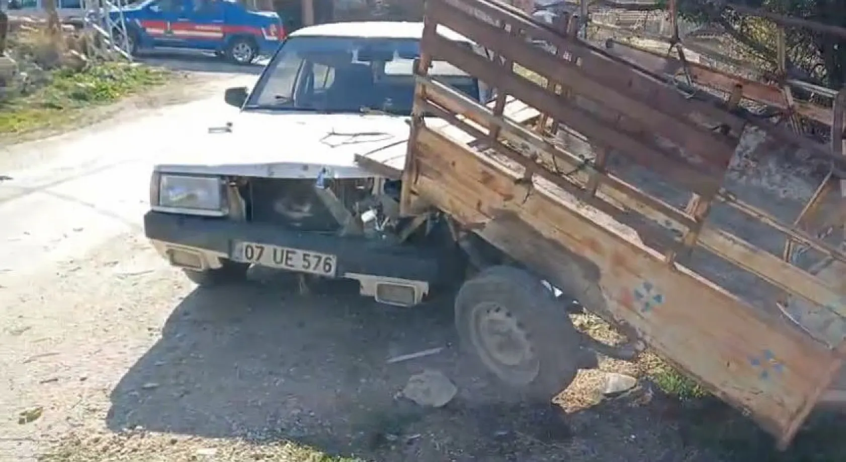 Otomobille çarpışan traktör devrildi: 3 yaralı
