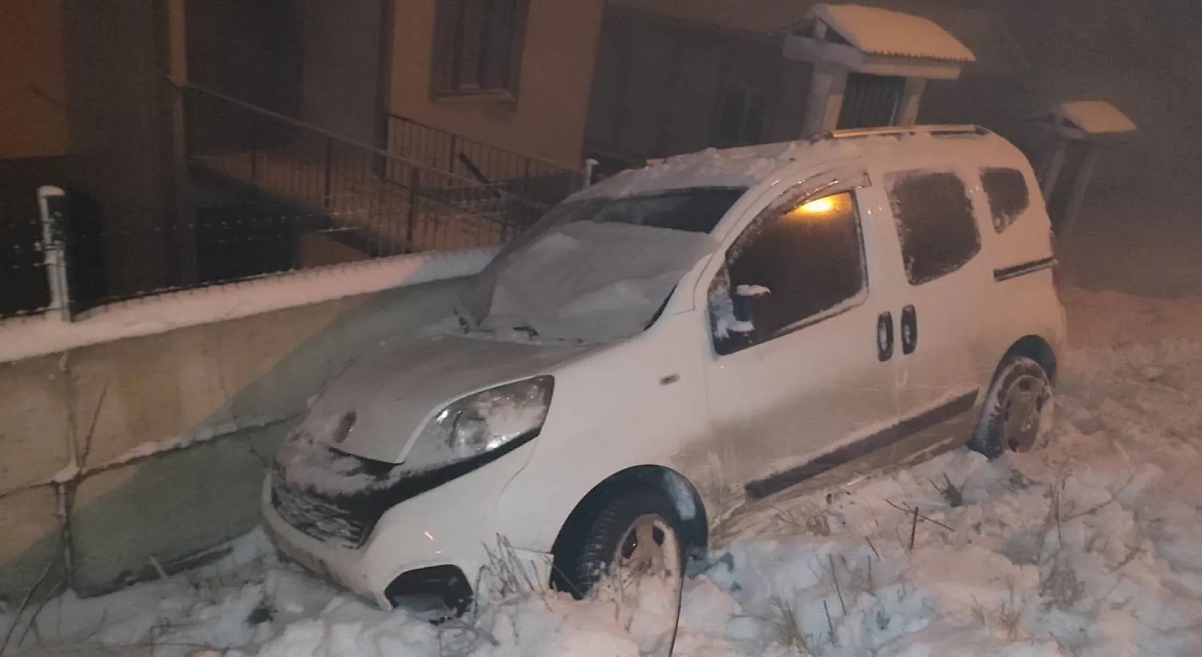 Kaygan zeminde kontrolü kaybedip kazaya neden oldu: 3'ü çocuk 7 kişi yaralandı
