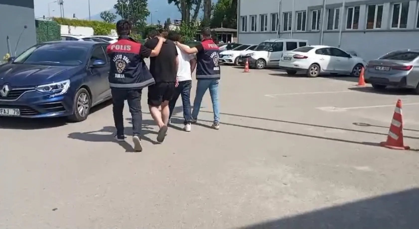 'Yeğenin zor durumda' yalanıyla altın vurgunu: Yaşlı kadını dolandıran 2 şüpheli tutuklandı