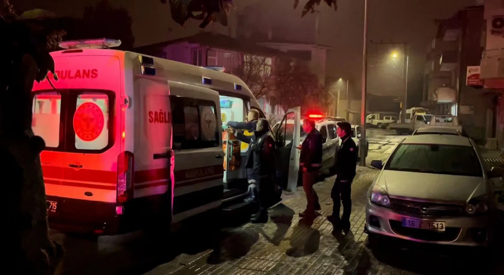 Arkadaşıyla tartıştı, cama attığı yumruk bileğini kesti