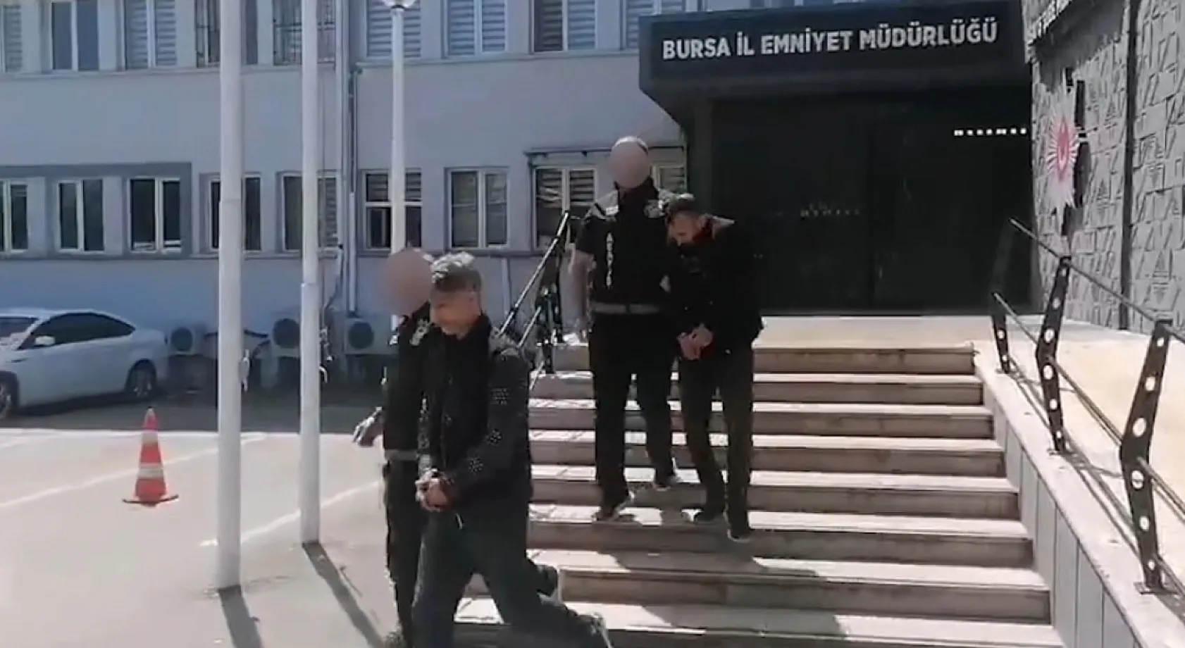 Kontakta anahtarı görüp gözlerine inanamadılar: Kargo aracını çaldılar