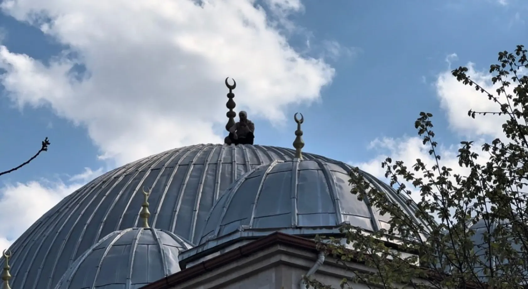 Caminin çatısına çıkan şahıs 2 saatlik çabanın sonunda ikna edilerek aşağı indirildi