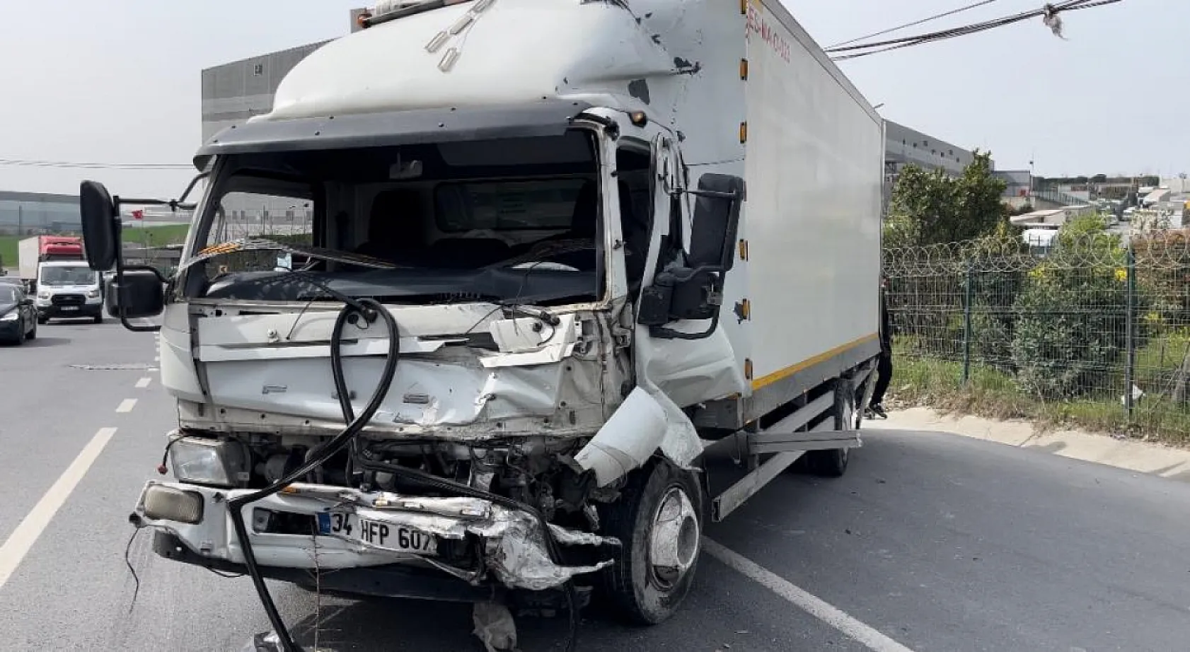 Ters yönden gelen kamyon araca çarptı 1 yaralı