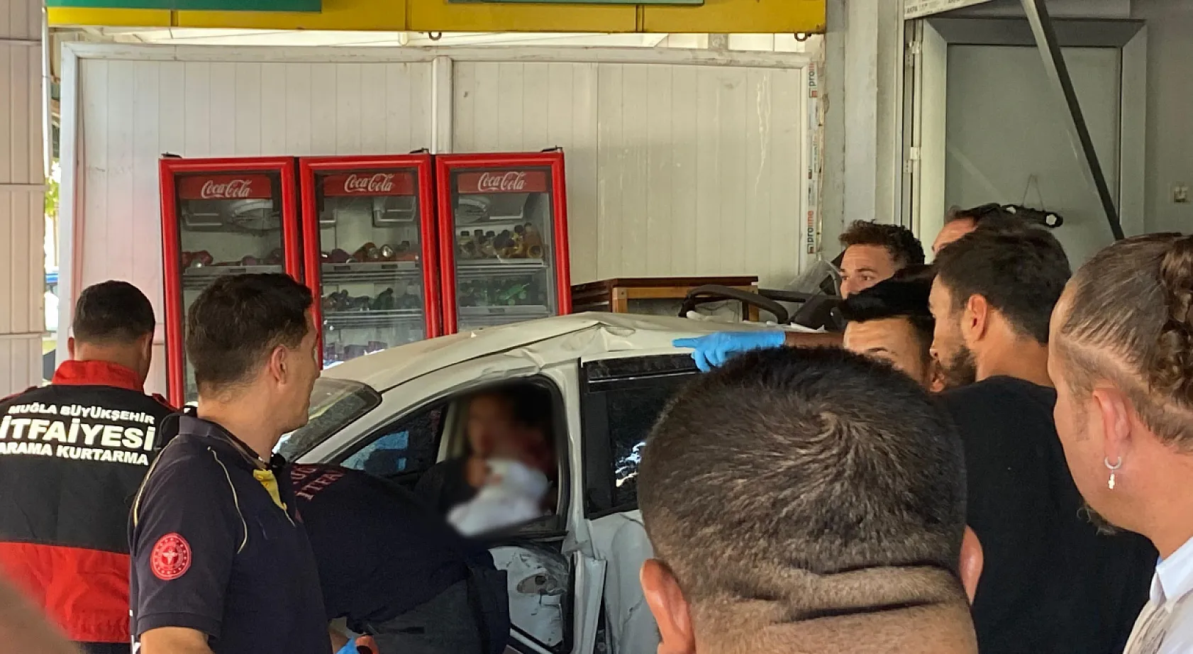 Kontrolden çıkan otomobil önce aydınlatma direğine sonra fırına daldı