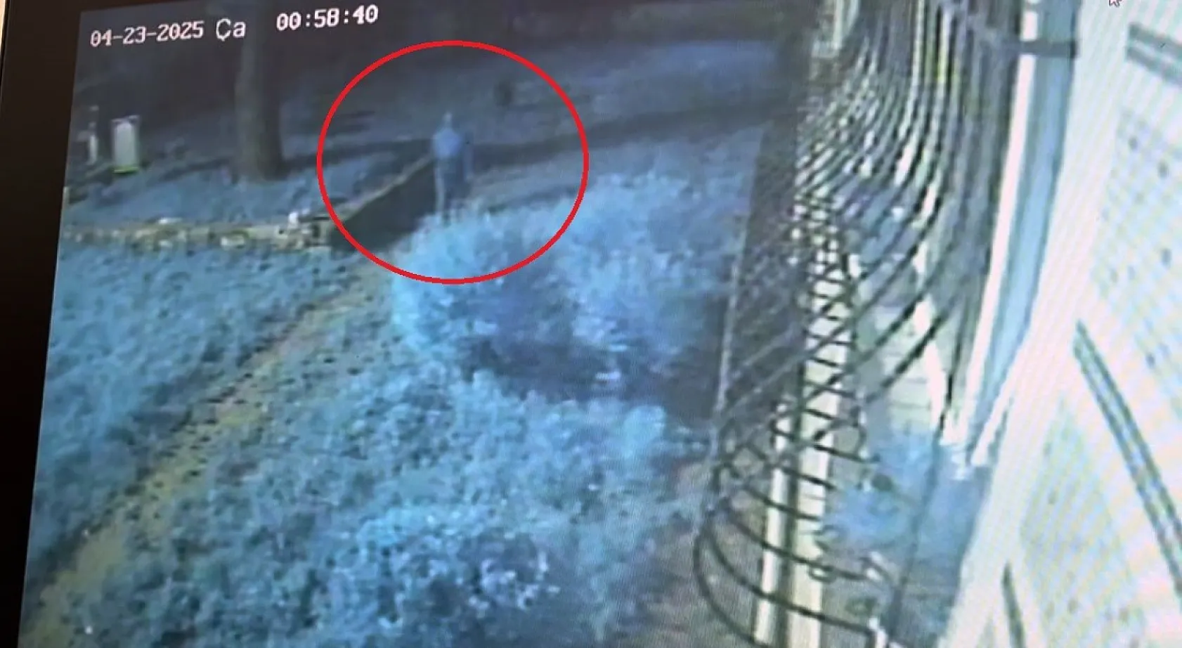 Gece ev soyan sakar hırsız, olay yerinde telefonunu düşürdü