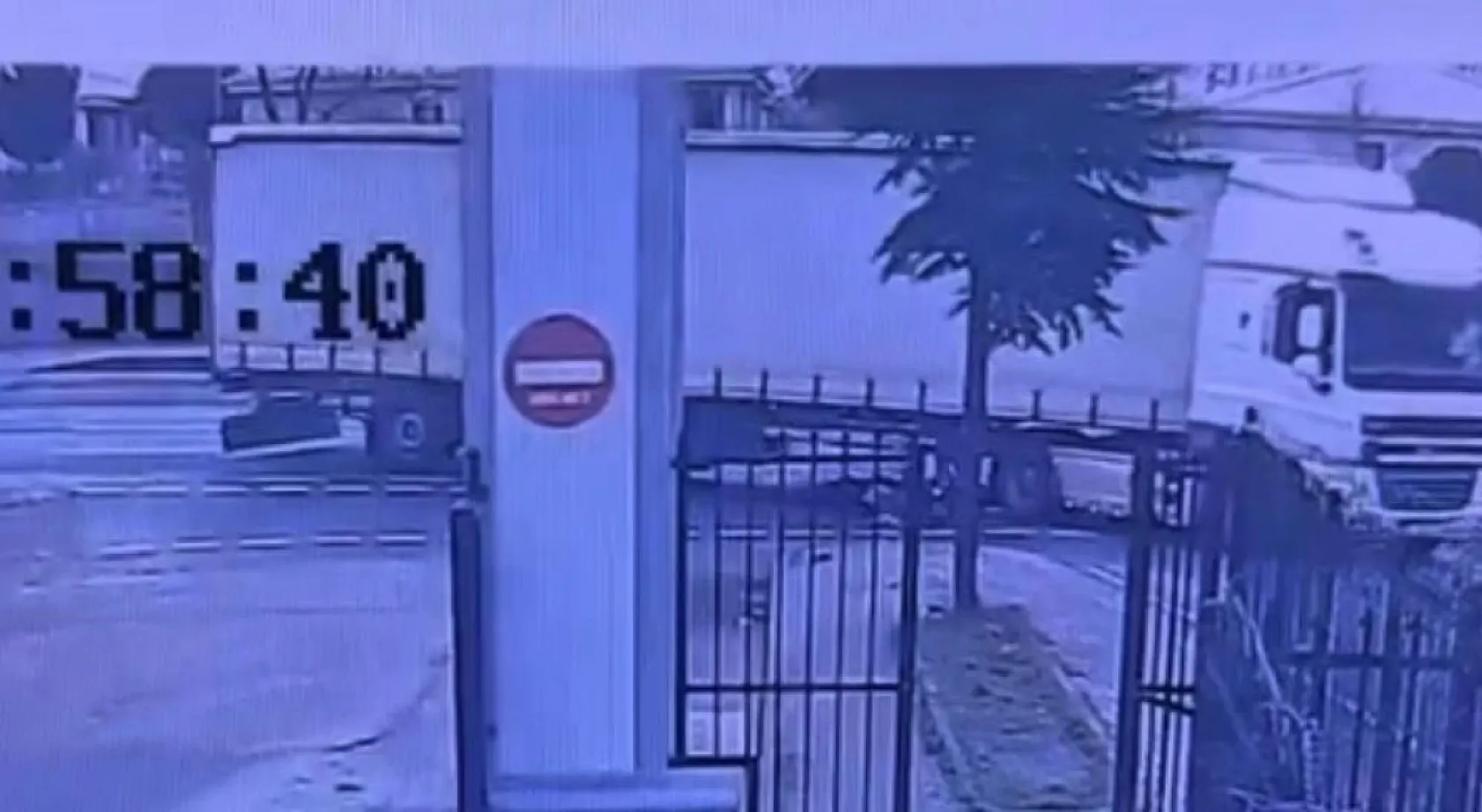 Tırın altında kalan motosiklet sürücüsü ölümden döndü