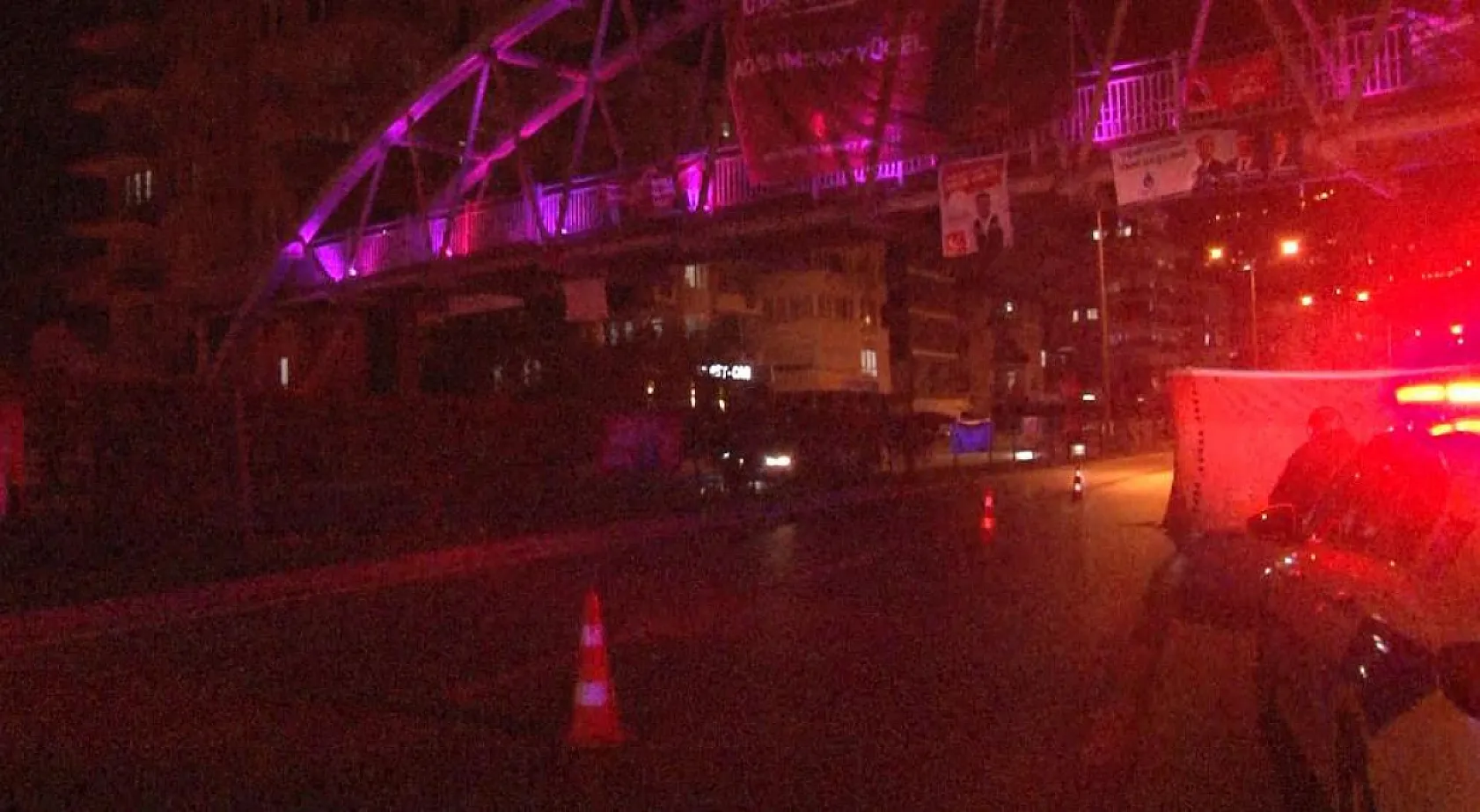 İntihar etmek için çıktığı üst geçitten yanlışıkla düştü, ağır yaralandı