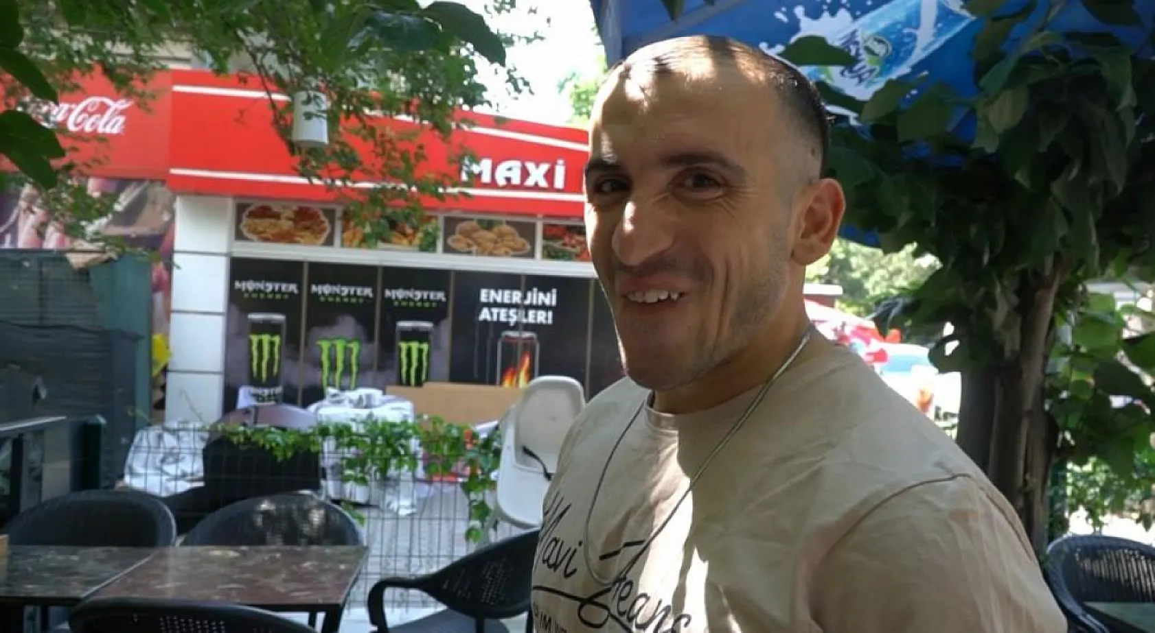 'Nutkum Tutuldu' Diyenler Var!  Garsonun Havlama Show'u Sosyal Medyada Olay Oldu