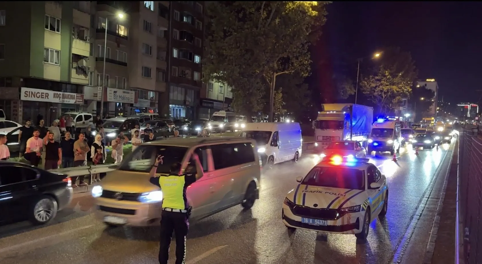 Alkollü şahıs metro direğine çıktı: Ulaşım durdu, elektrik kesildi