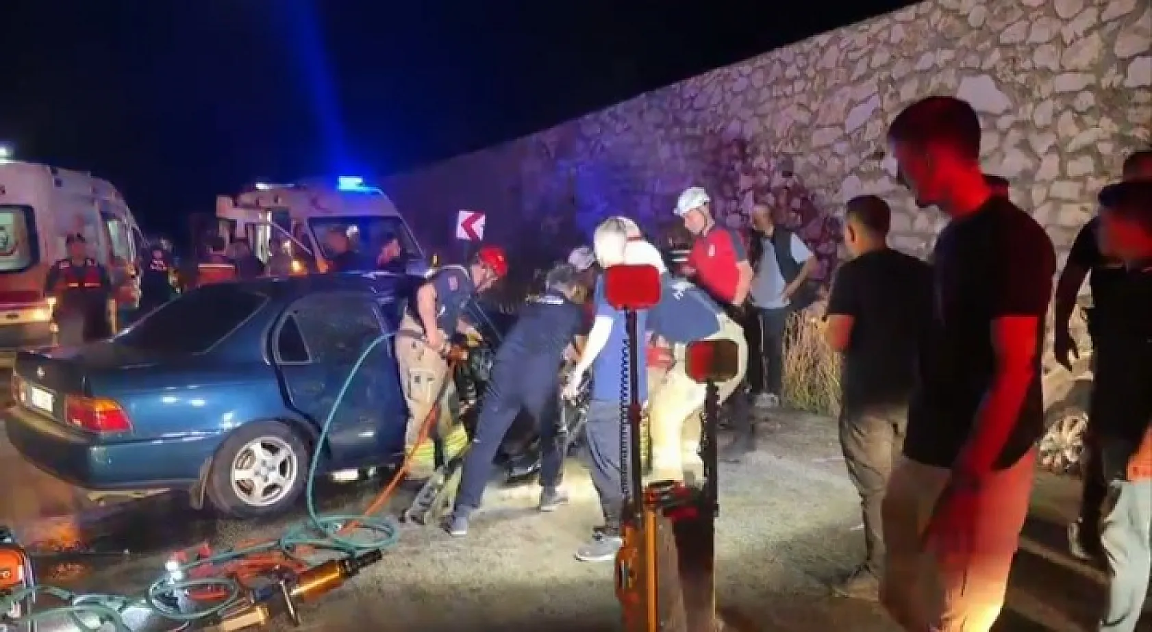 Kafa Kafaya Çarpışan İki Otomobilde Can Pazarı: 2 Ölü, 7 Yaralı