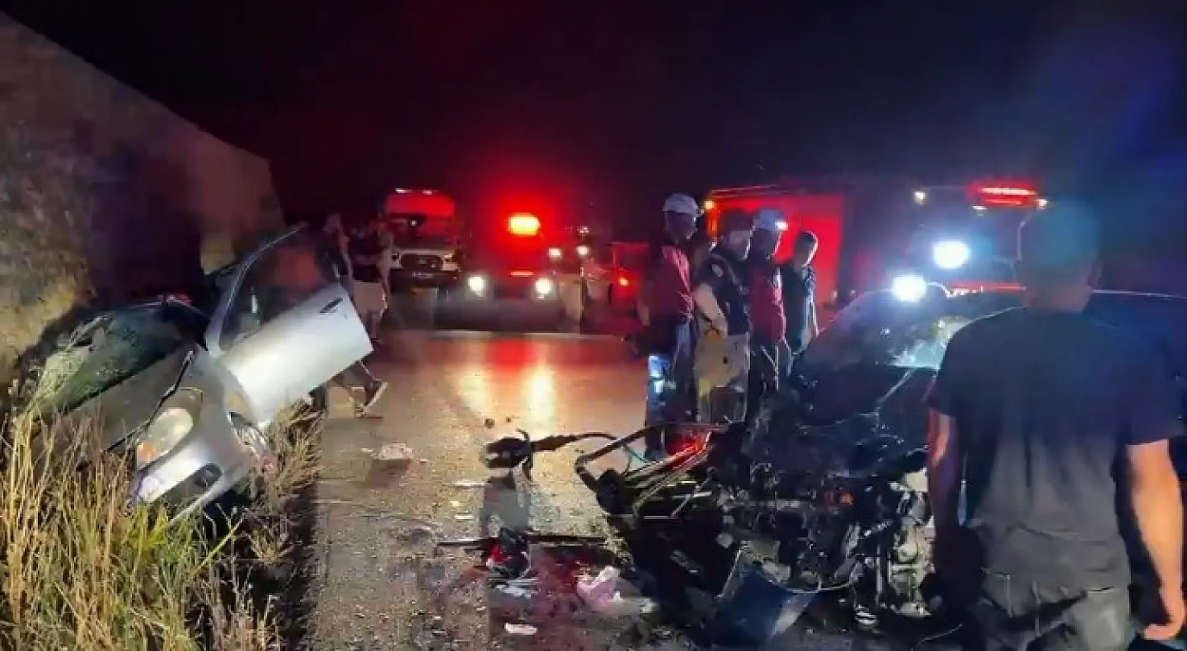 Kafa Kafaya Çarpışan İki Otomobilde Can Pazarı: 2 Ölü, 7 Yaralı