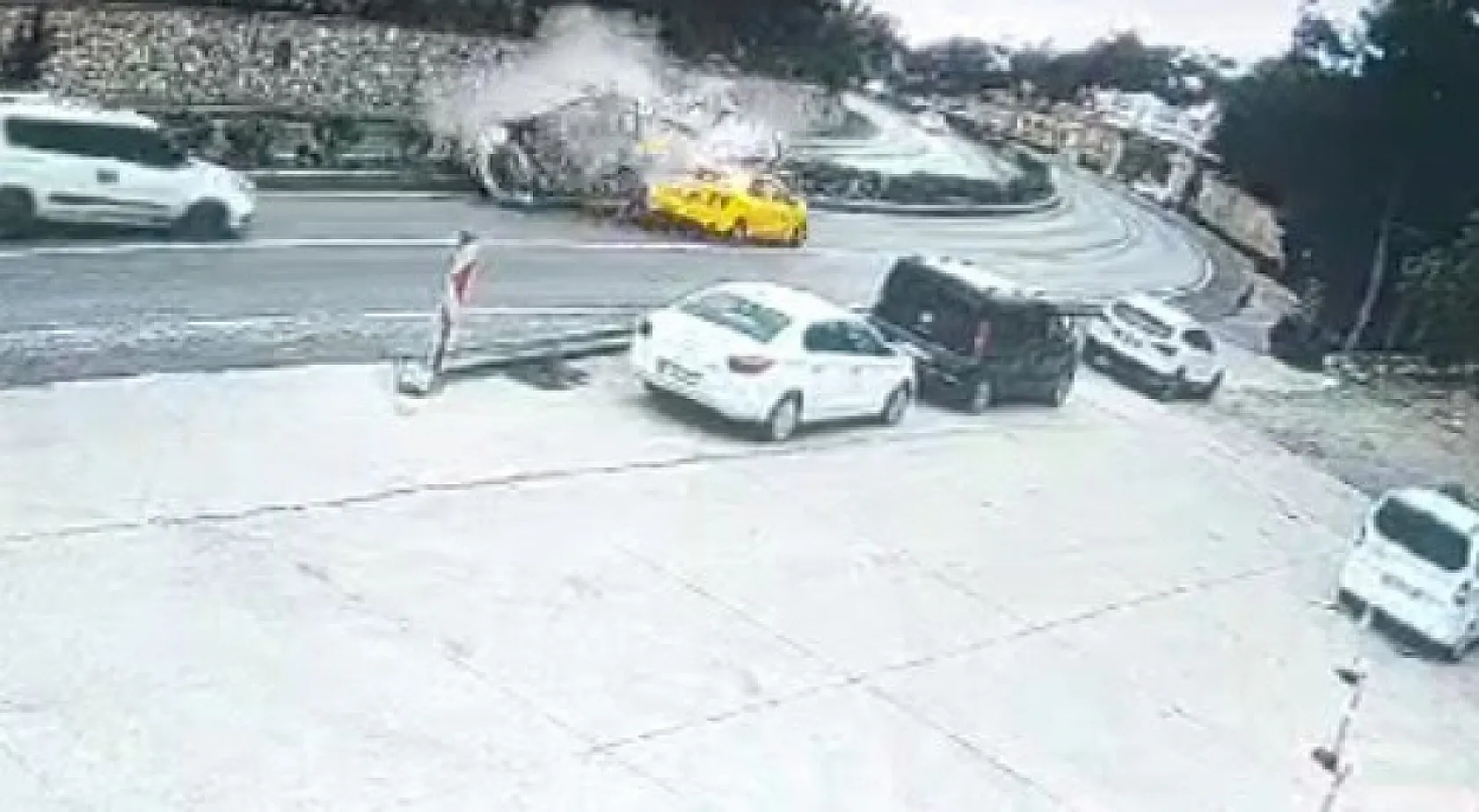 Bodrum'da feci kaza: Virajı alamayan otomobil karşı şeride geçti