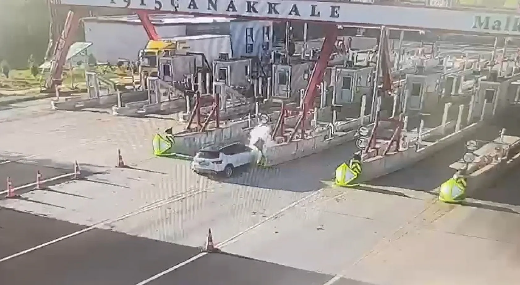 Gişelerde Feci Son! Araç Bariyere Ok Gibi Çarptı: 1 Kişi Hayatını Kaybetti