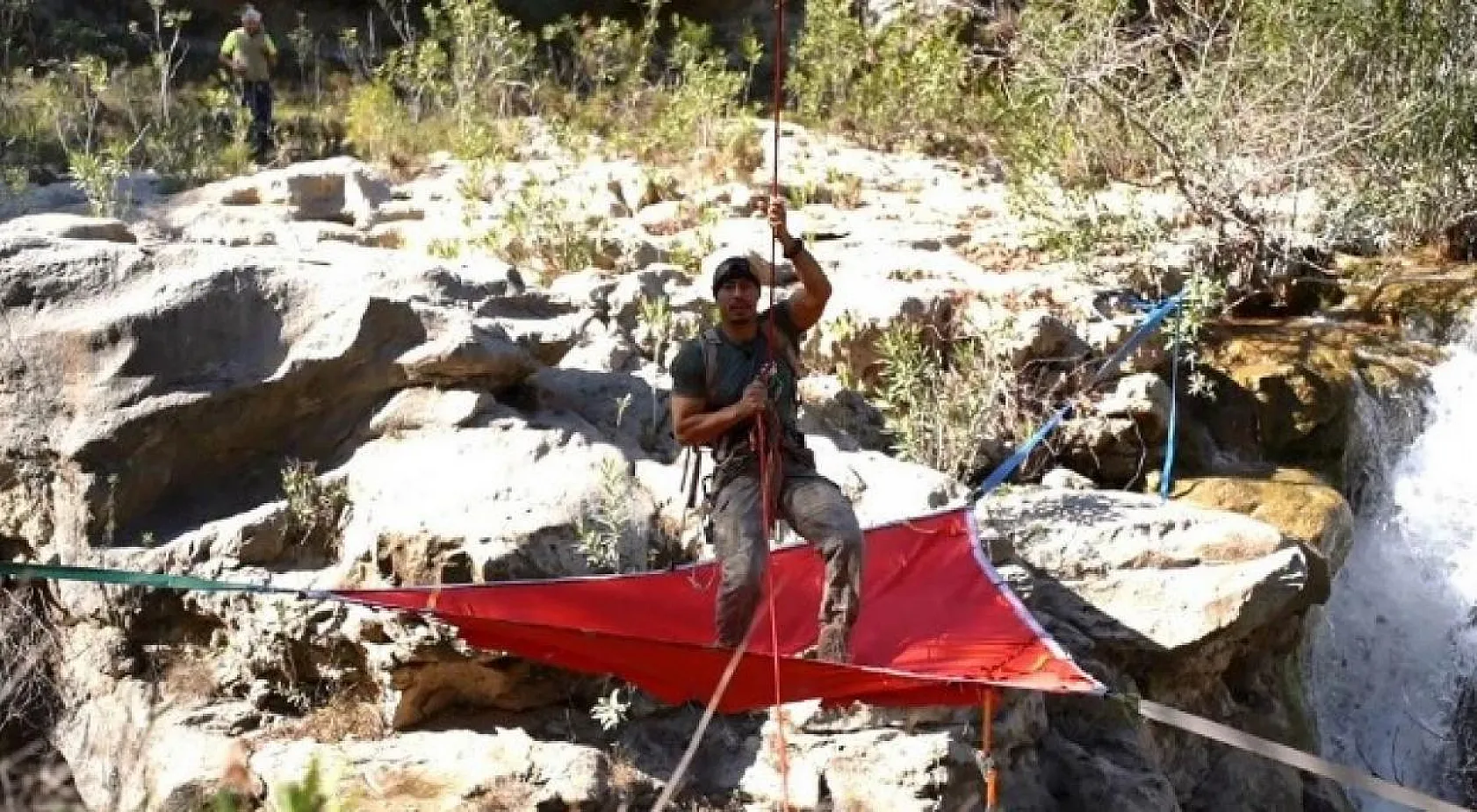 Uçuruma hamak kuran fenomen ölümden döndü!