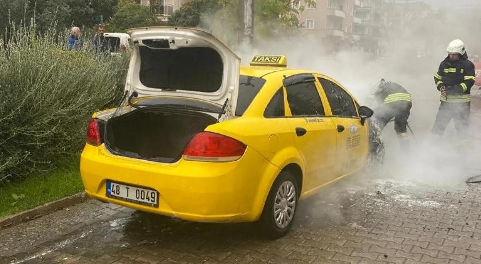 Takside çıkan yangın araçı kullanılamaz hale getirdi