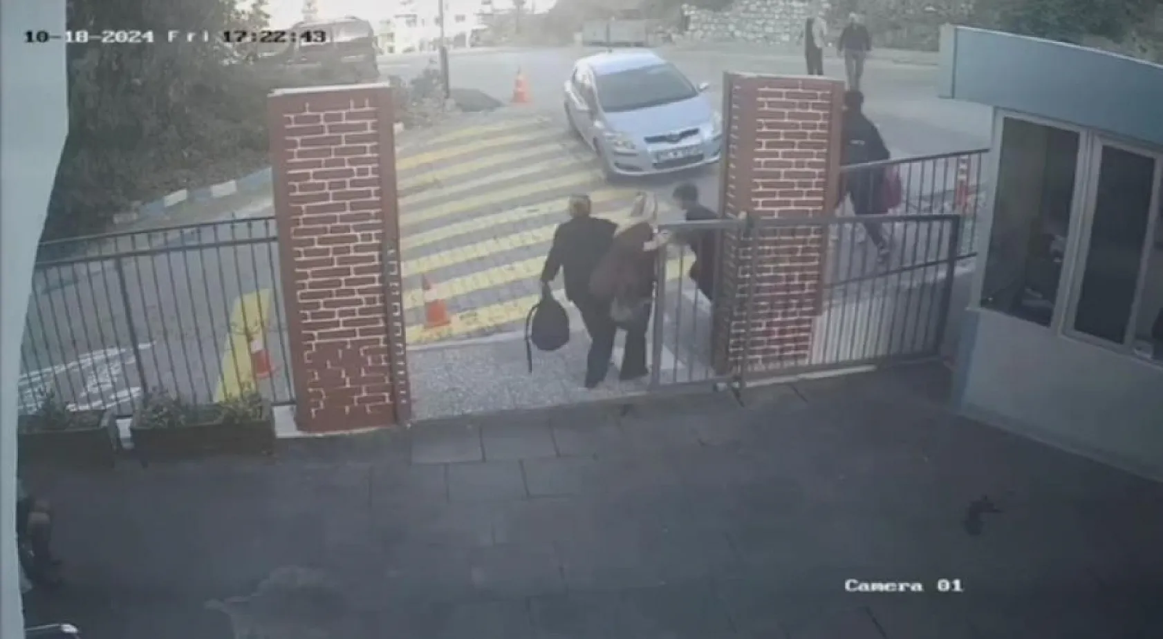 Aynı okulda ikinci kaza: Araç okul kapısını kırdı, çocuklar ve veliler son anda kurtuldu