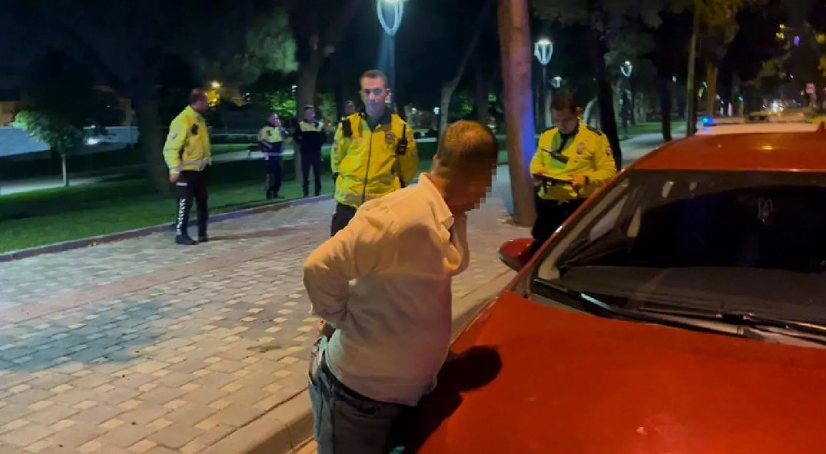 Alkollü sürücü patlak lastikle kaçtı, polisi peşinde pervane etti: 'Lahmacunu 80 liraya satıyorum'