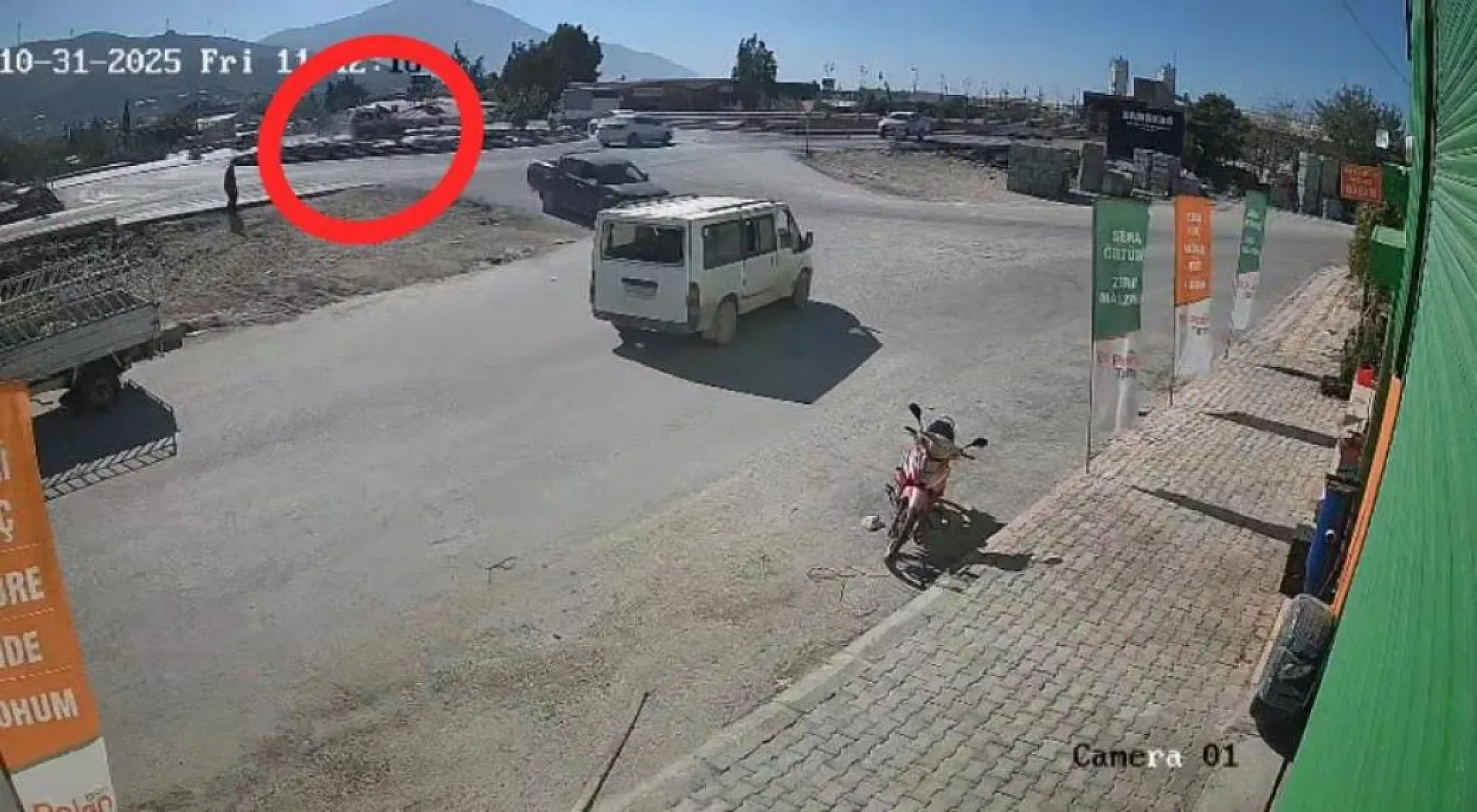 Ticari araç 2 motosiklete çarptı: 1 ölü, 5 yaralı