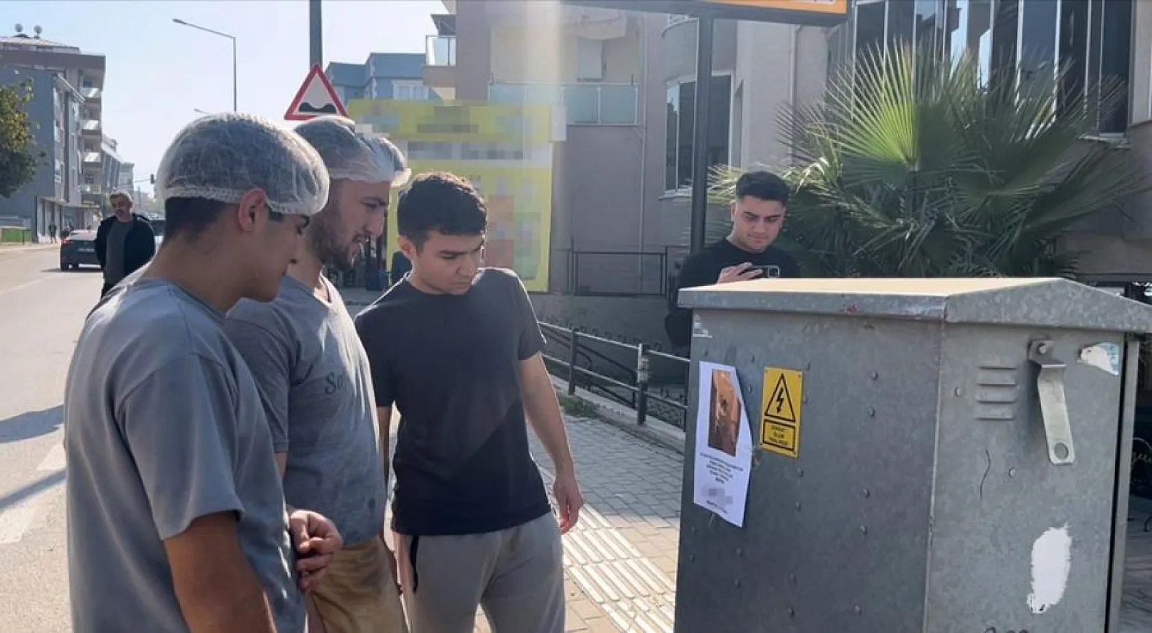 Fotoğrafı gören uzun uzun baktı: 'Kızlarınızı bu adamdan uzak tutun' yazılı afişler ortalığı karıştırdı