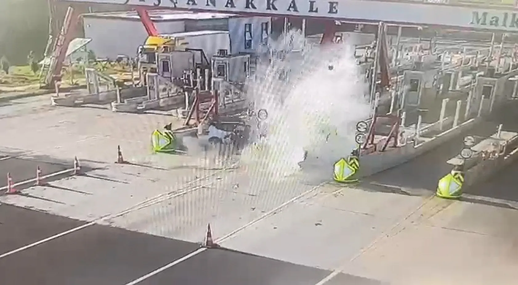 Gişelerde Feci Son! Araç Bariyere Ok Gibi Çarptı: 1 Kişi Hayatını Kaybetti