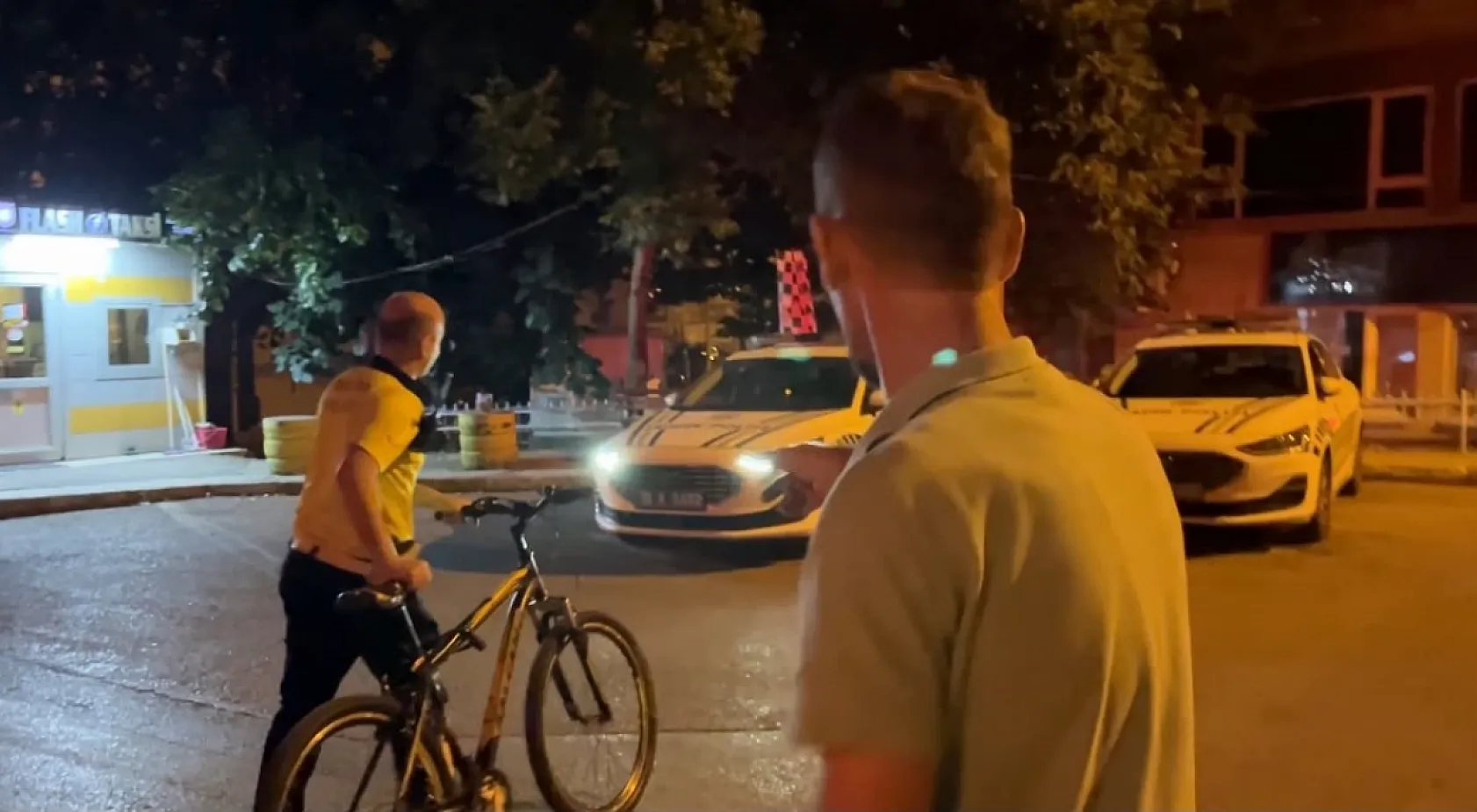 Bisikletiyle polislerin yanına geldi, 20 kat alkollü çıktı, kameraya şarkı söyledi