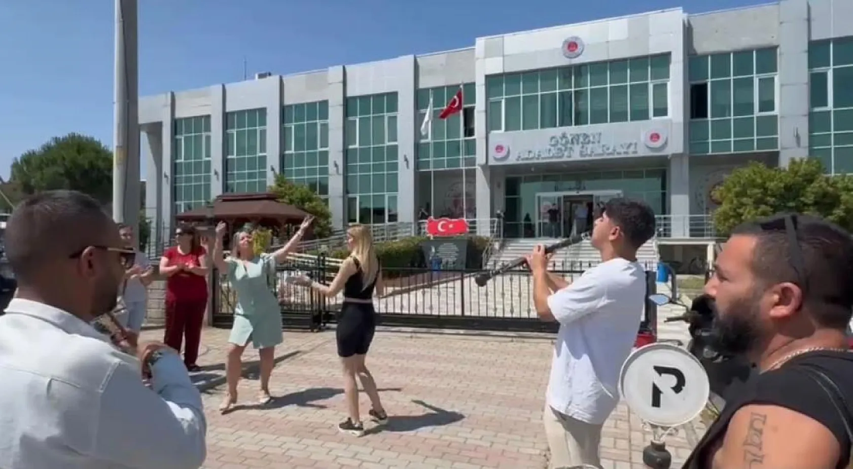 Davul zurnayla boşanmayı kutladı, lokma dağıttı