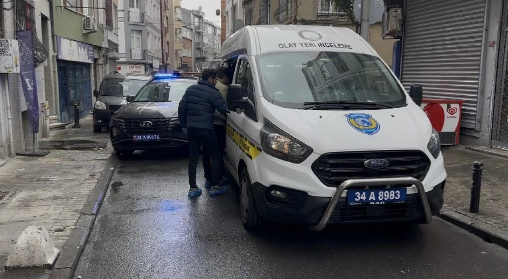 Eski kız arkadaşının evinde gördüğü adamı bıçakladı