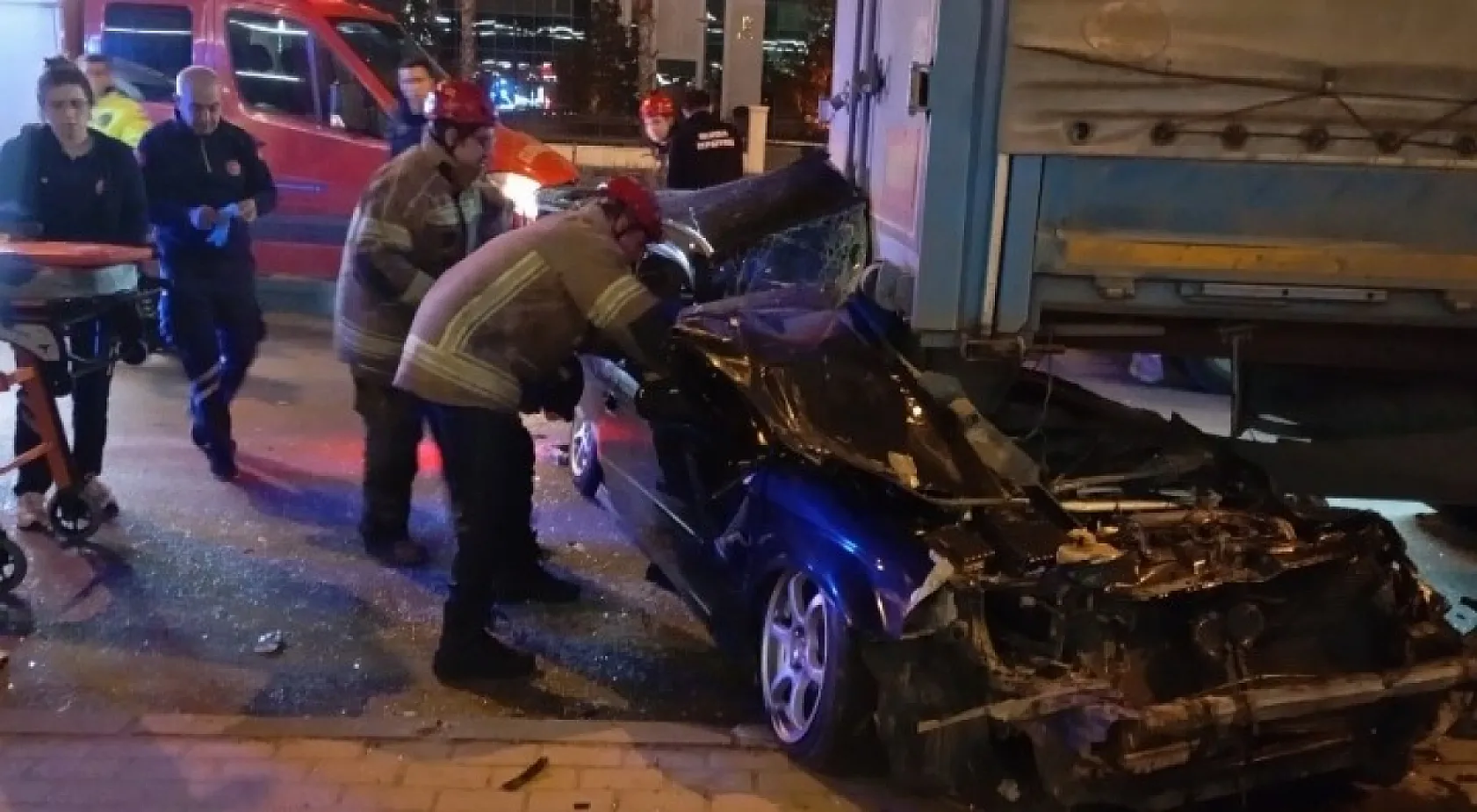 Otomobil tırın altına girdi: Sürücü ağır yaralandı