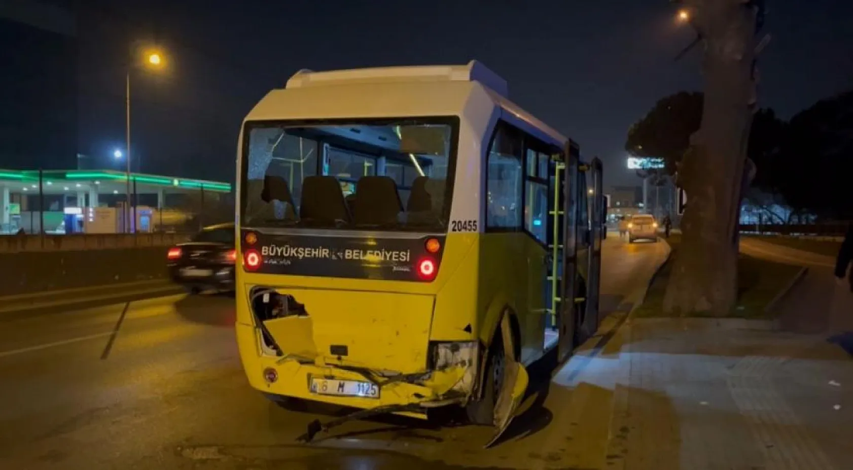 Bursa'da feci kaza: Otomobil minibüse çarptı, 10 yaralı