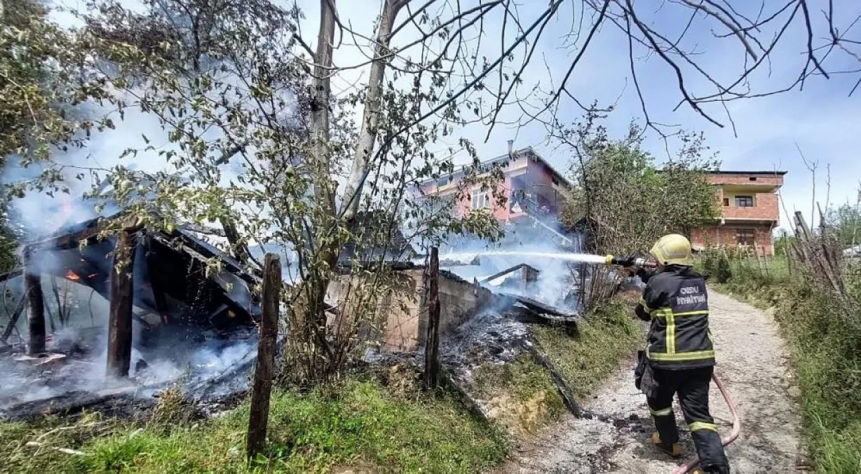 Marangoz atölyesinde yangın: Yaklaşık 400 bin liralık zarar meydana geldi