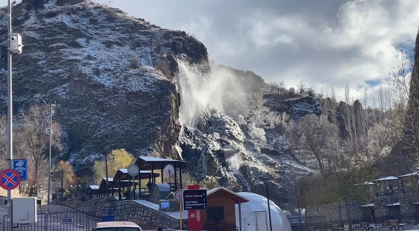 Karla kaplanan Bezirgan Şelalesi ziyaretçilerini hayran bıraktı