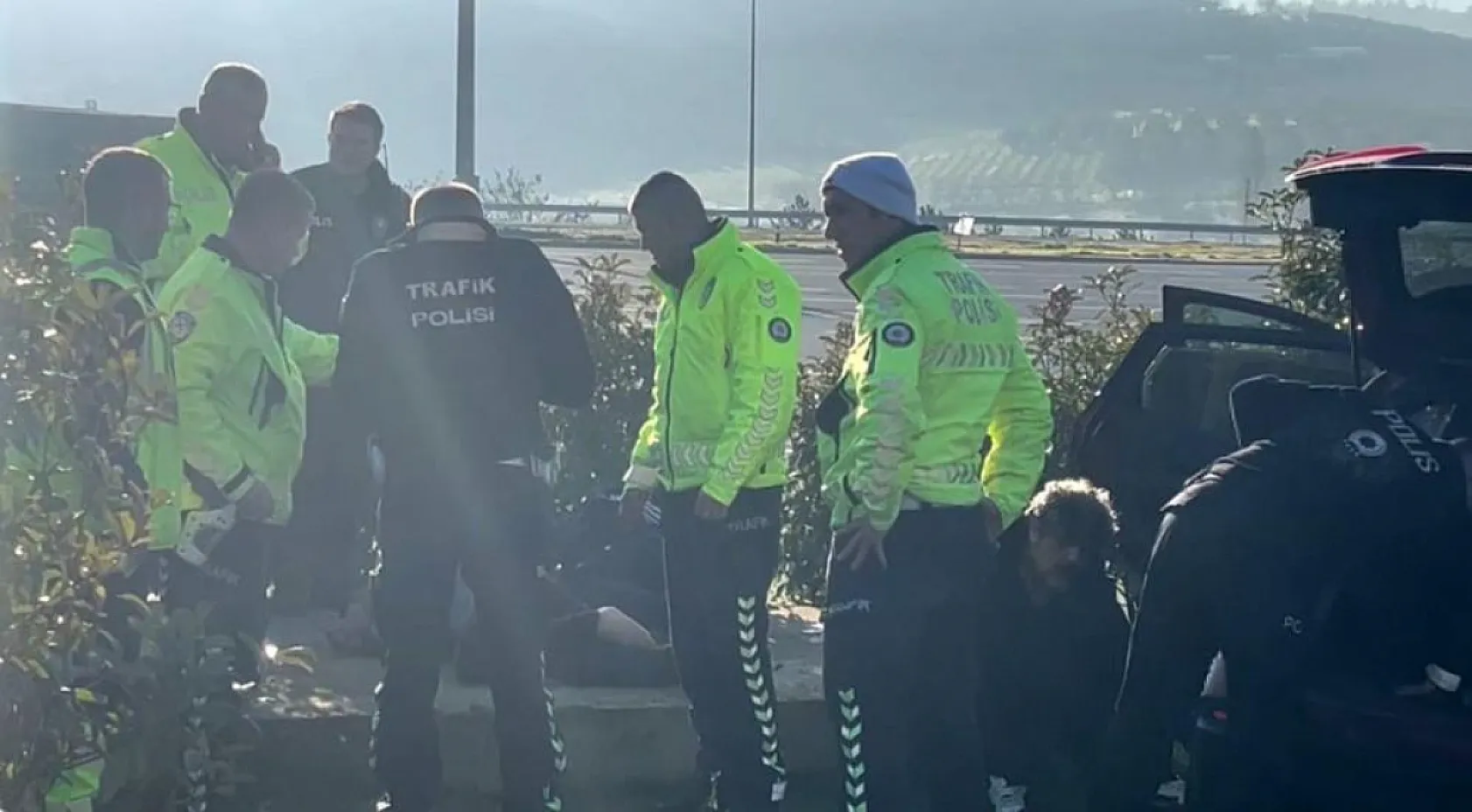 Polisten kaçan sürücü önce polis aracına sonra direğe çarptı