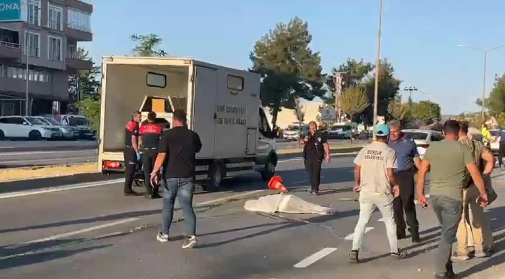 Aniden yola çıkan tarım aracına otomobil çarptı, yola düşen sürücü başka bir aracın altında can verdi