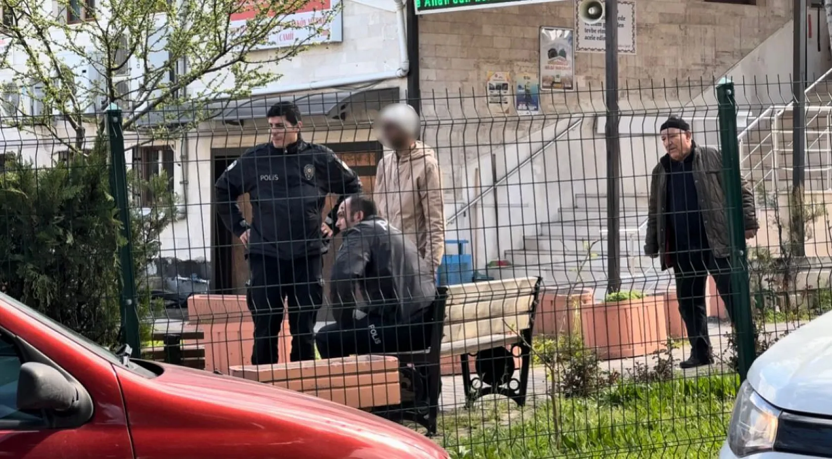 Caminin çatısına çıkan şahıs 2 saatlik çabanın sonunda ikna edilerek aşağı indirildi